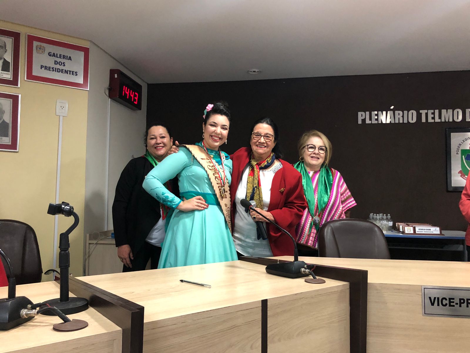 Anna Julia recebe a medalha Anita Garibaldi